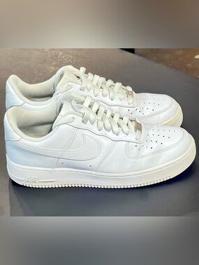 Nike Air Force 1 White Low-Top Sneakers 
Men Size 9